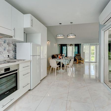 אדחה Beautiful Bungalow In Island Village מראה חיצוני תמונה